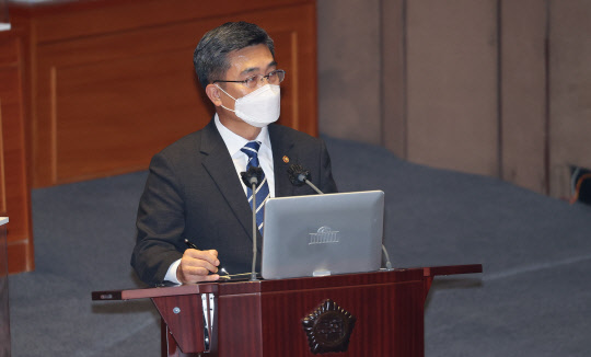 서욱 국방부 장관이 14일 오후 서울 여의도 국회 본회의에서 열린 외교·통일·안보 분야 대정부질문에서 답변하고 있다. 국회사진기자단